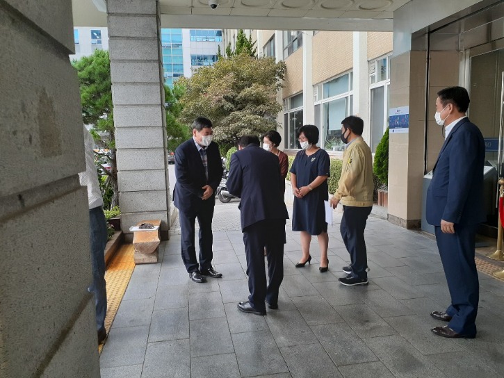 행사 전 인사(구청장, 위원장).jpg